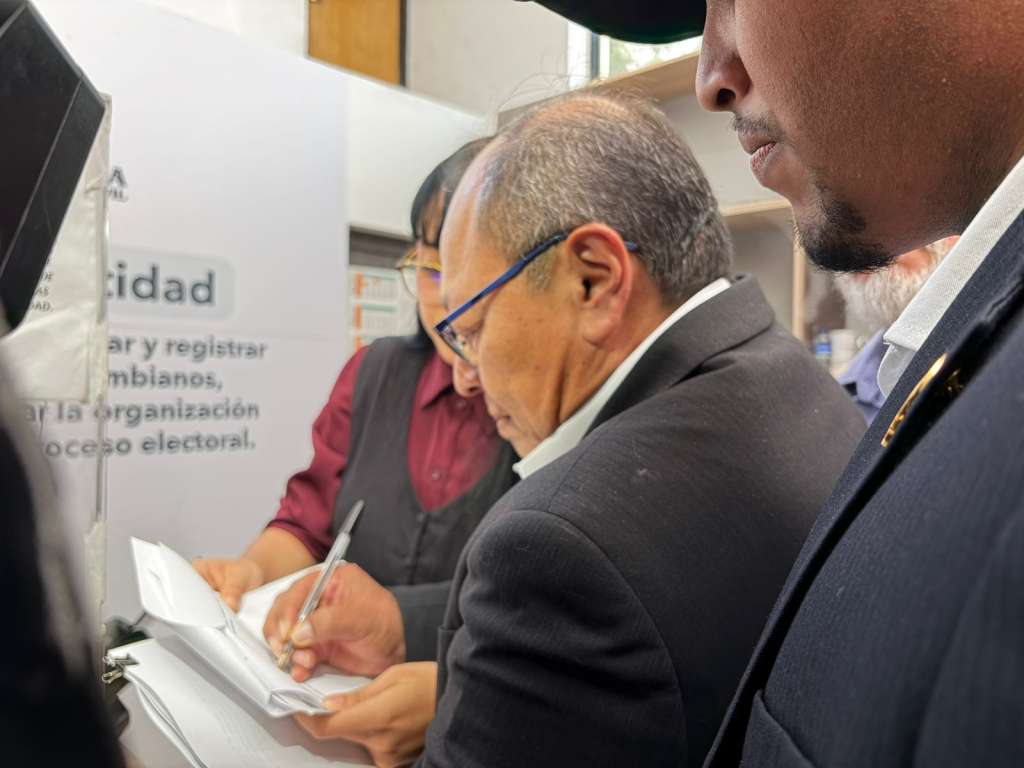 Organizaciones sociales presentaron comité de firmas para la constituyente