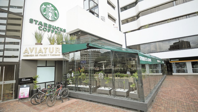 Fachada de la sucursal de Starbucks en el World Trade Center, en donde se presentó el incidente. /