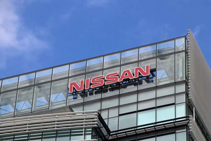 Fachada de una plata Nissan, una compañía que ya traía problemas en la demanda de sus vehículos por la mala imagen tras la captura de su expresidente Carlos Ghosn, ahora fugitivo.