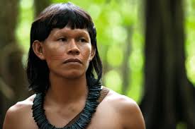 Miguel Dionisio Ramos ó Yauenkü, (su nombre indígena) interpreta a Yua, quien hace parte de Los Eternos.NetflixEn el caso de Juana del Río, al comienzo se ve esa falta de conexión con el personaje y su entorno, sus líneas en algún momento se sienten forzadas, cayendo en el oscuro abismo de la sobreactuación, pero por fortuna su nivel interpretativo va evolucionando de la mano de cada capítulo, lo que nos permite ver en los capítulos finales una destacada interpretación.