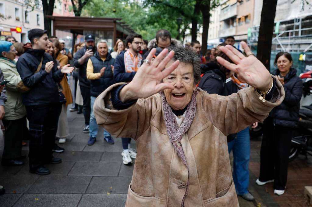 Maricarmen, de 87 años, celebra frente a su vivienda en Madrid la suspensión del desahucio, donde ha vivido durante siete décadas.