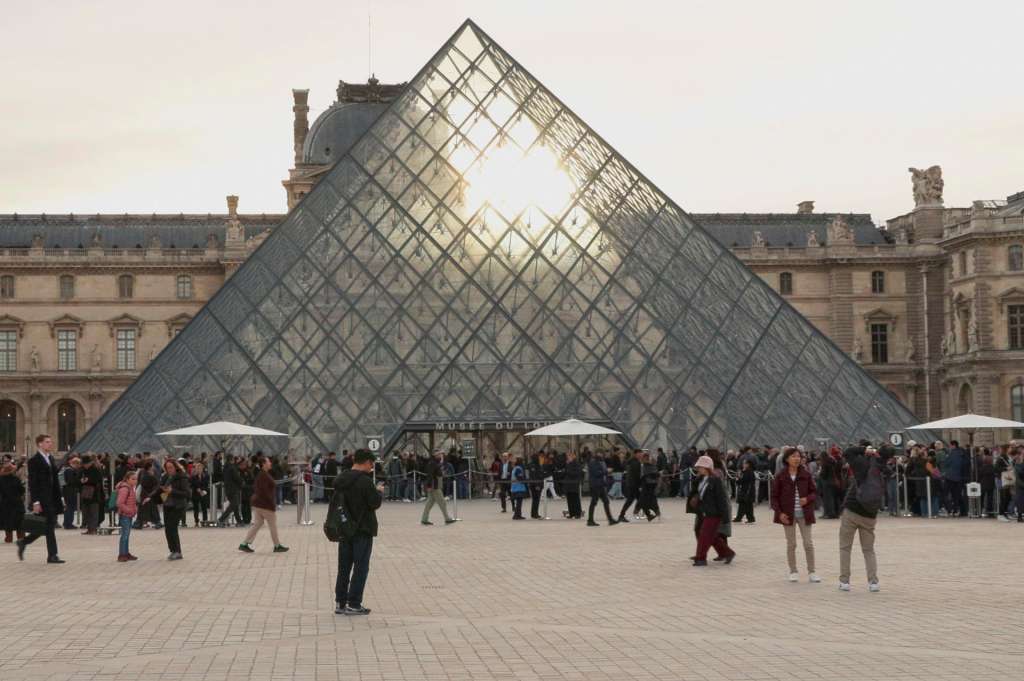PARÍS, 22/10/2025.-Este miércoles el museo del Louvre de París, el más visitado del mundo, abrió sus puertas de nuevo, tras el robo de joyas que sufrió el domingo y que le obligó a cerrar las puertas a los visitantes. Las puertas del museo abrieron a las 9.00, como es habitual, en un momento en que cientos de personas estaban ya haciendo cola en el acceso de la pirámide. El Louvre había puntualizado el martes que esa apertura no sería completa, ya que la Galería de Apolo en la que se produjo el robo permanecerá cerrada "un cierto tiempo".- EFE/ Edgar Sapiña Manchado.