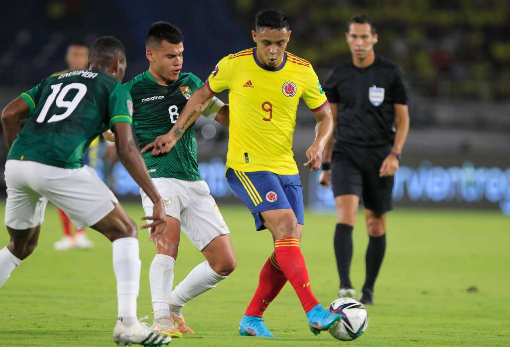 AMDEP8082. BARRANQUILLA (COLOMBIA), 24/03/2022.- Luis Muriel (d) de Colombia disputa el balón con Moisés Villarroel Angulo (c) de Bolivia durante un partido de las eliminatorias sudamericanas para el Mundial de Catar 2022 entre Colombia y Bolivia, hoy, en el estadio Metropolitano de la ciudad de Barranquilla (Colombia). EFE/ Ricardo Maldonado Rozo