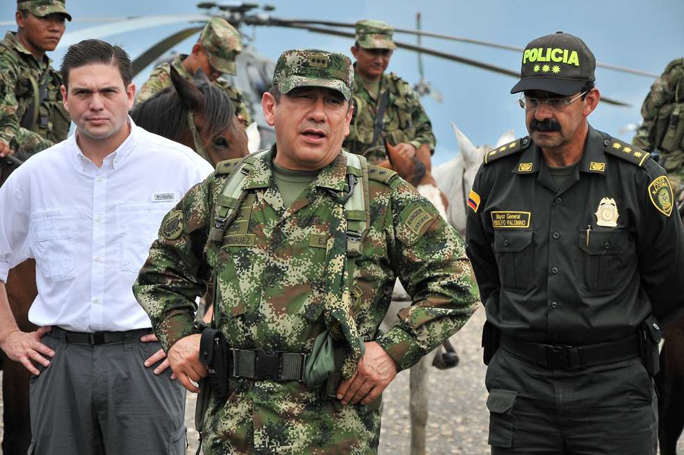El comandante de las Fuerzas Militares, Juan Pablo Rodíguez, junto al comandante de la Policía, Rodolfo Palomino, y el Ministro de de Defensa, Juan Carlos Pinzón, en Paz de Ariporo (Casanare). /Ministerio de Defensa