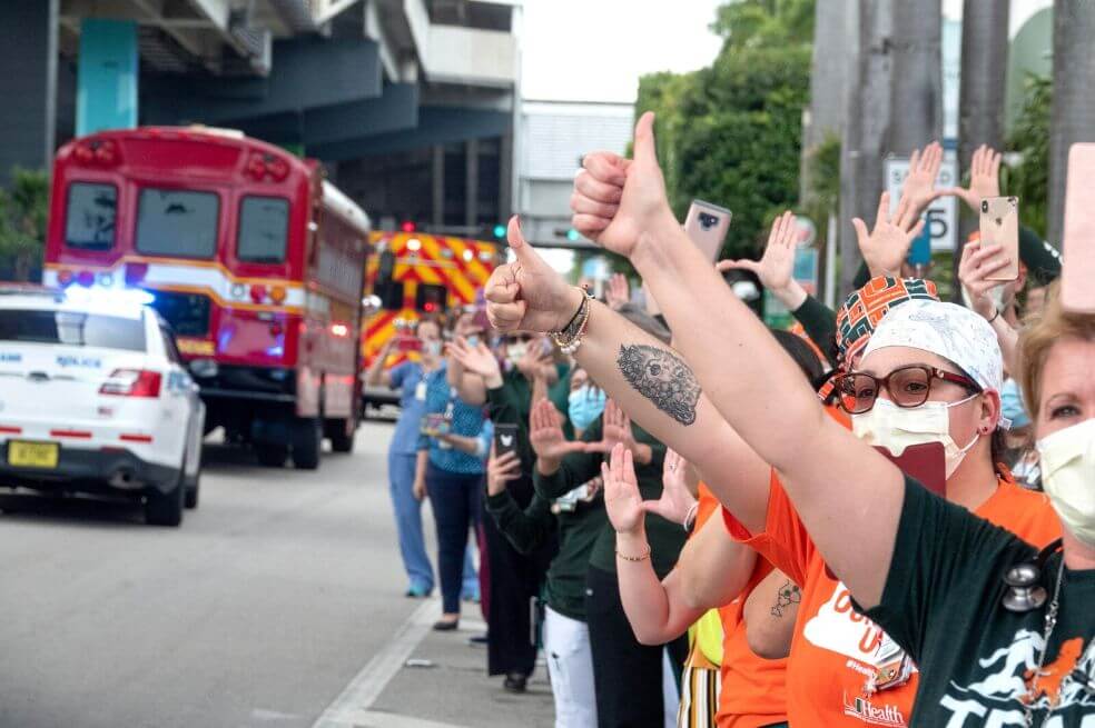 Cientos de trabajadores de la salud aplauden el Desfile de Primeros Socorristas al pasar por el Distrito de Salud en Miami, Florida, Estados Unidos, el 20 de mayo de 2020. / EFE