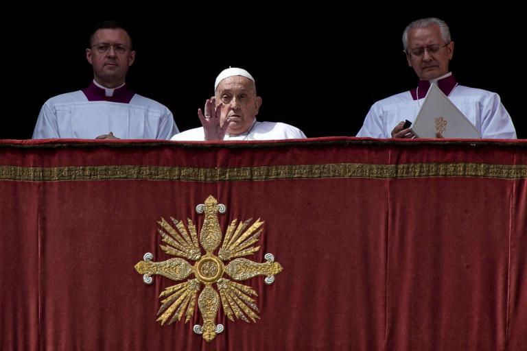 VATICAN CITY (Vatican City State (Holy See)), 20/04/2025.- Pope Francis waves to the faithful during the Urbi et Orbi blessing following the Easter Mass in Saint Peter's Square, in Vatican City, 20 April 2025. (Papa) EFE/EPA/ANGELO CARCONI