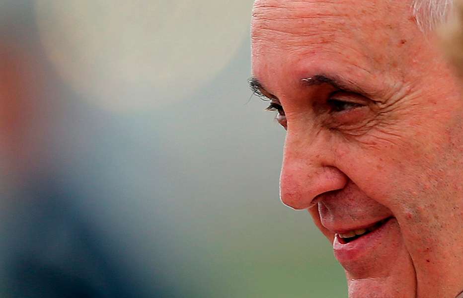 El papa Francisco está bajo monitoreo médico luego de positivo para COVID-19 de cardenal que se reunió con él hace unos días.