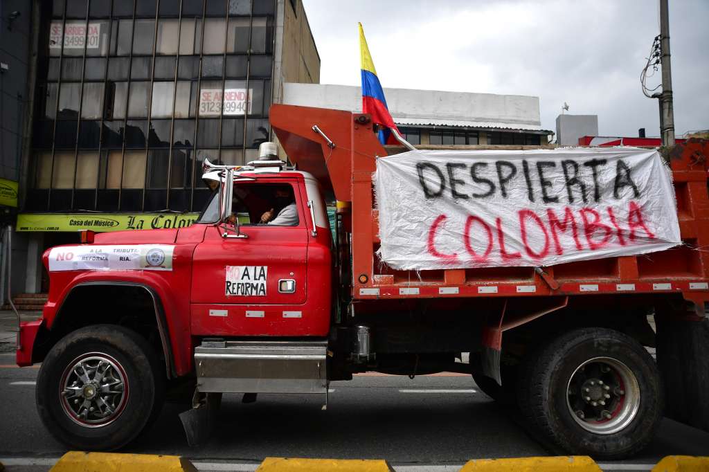 Volqueteros y transportadores protestan el lunes 03 de Mayo por la carrera séptima en Bogotá, en apoyo al Paro Nacional y rechazando la reforma tributaria.