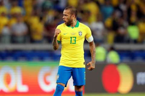Dani Alves: “No soy lateral derecho sino socio de todos”