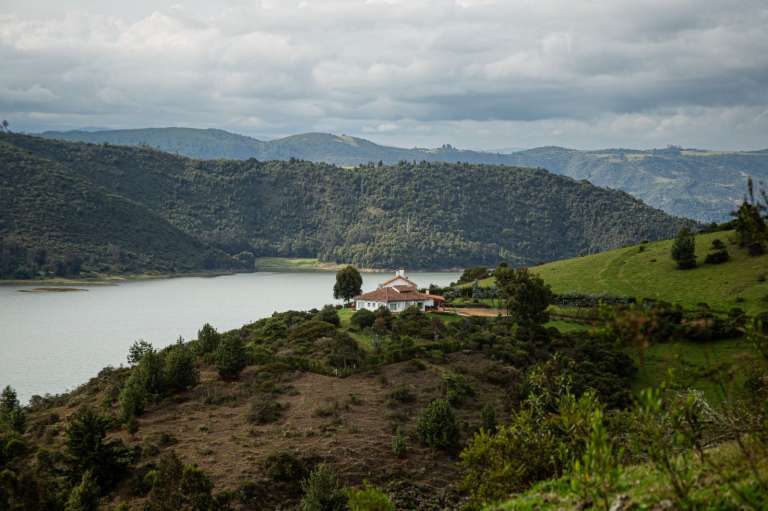 Sesquilé, Cundinamarca. A orillas de la Laguna de Guatavita, Sesquilé preserva la leyenda de El Dorado entre páramos, paisajes y riqueza ancestral.