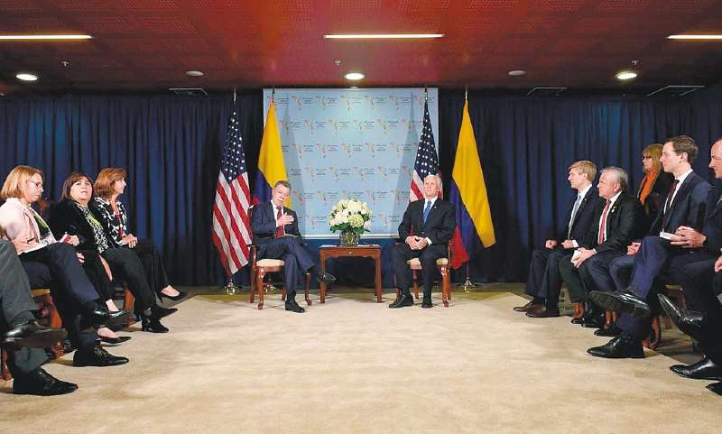 En el marco de la VIII Cumbre de las Américas, que se llevó a cabo en Perú en abril de 2018, el entonces presidente de Colombia, Juan Manuel Santos, tuvo un encuentro con el vicepresidente de EE. UU., Mike Pence (a la derecha).  / Archivo Presidencia