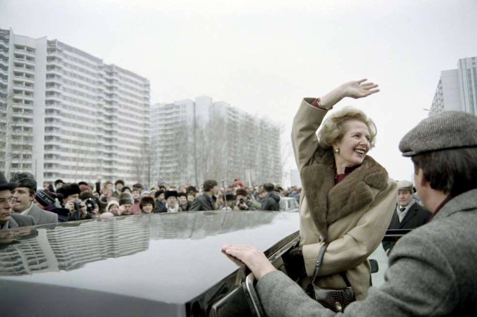 Marzo 29 de 1987: Margaret Thatcher, primera ministra británica, saluda a los moscovitas durante una visita a la URSS. / AFP