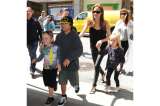 Angelina Jolie, criticada por una protectora animal por permitir a sus hijos montar en elefante