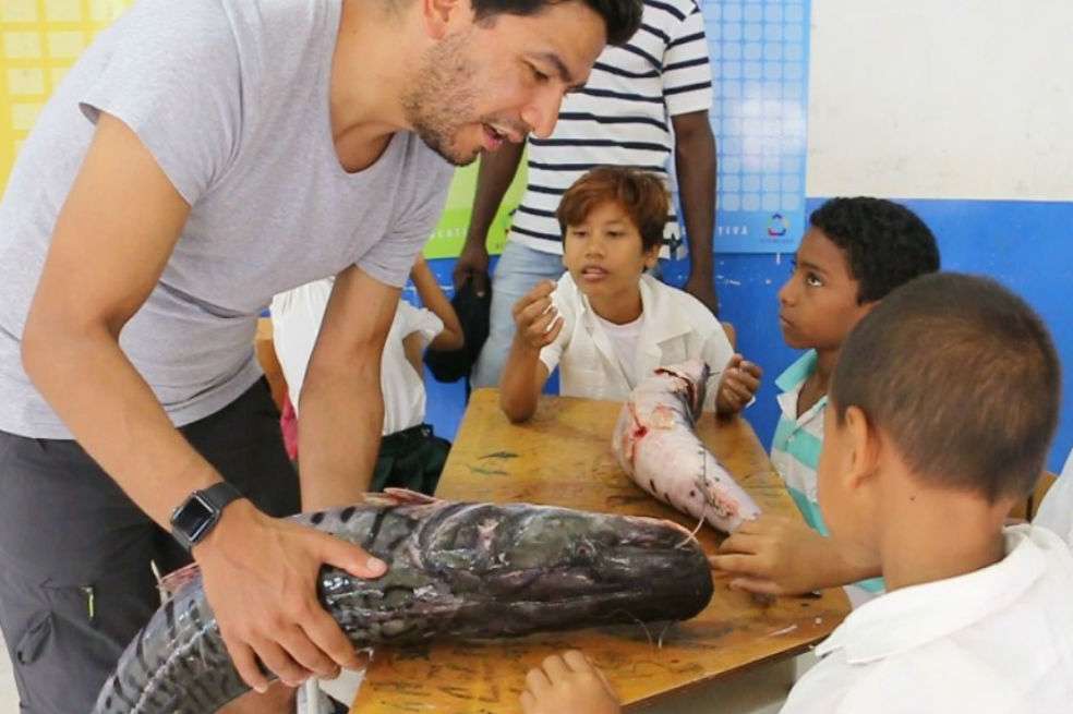 En febrero de 2019, Javier viajó al Magdalena Medio para enseñarles a los niños la taxidermia del bagre rayado.Diederik Ruka