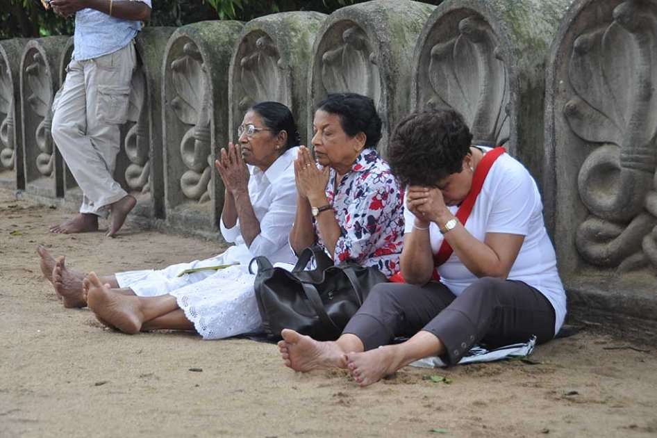  Tres mujeres oran en un templo budista de la ciudad de Colombo, capital de Sri Lanka.  / Fotos: Víctor de Currea-Lugo