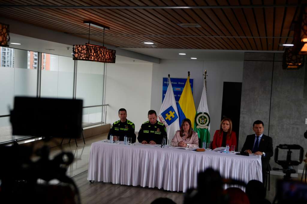 Fiscal General de la Nación en compañía del director de la policía Carlos Fernando Triana durante rueda de prensa luego de conocerse el atentado contra el senador y precandidato a la presidencia Miguel Uribe Turbay