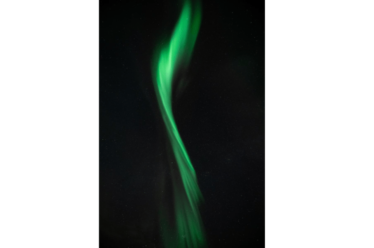 "Al jurado le encantó la elegante sencillez de esta imagen abstracta. Estamos acostumbrados a ver la aurora desde una perspectiva terrenal, con montañas, árboles y estructuras humanas enmarcando las luces danzantes. Esta fotografía ofrece algo diferente, mostrando la belleza de la aurora de forma aislada. La composición evoca las artes de la pintura a pincel y la caligrafía, que se practican en muchas culturas de todo el mundo", indicó la jueza Katherine Gazzard.