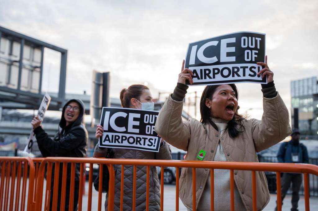 New York (United States), 26/03/2026.- People hold signs outside Terminal 4 of the John F. Kennedy Airport during a protest against Immigration and Customs Enforcement (ICE) agents being deployed to airports amid the Department of Homeland Security (DHS) shutdown, in New York, New York, USA, 25 March 2026. (Protestas, Nueva York) EFE/EPA/Olga Fedorova