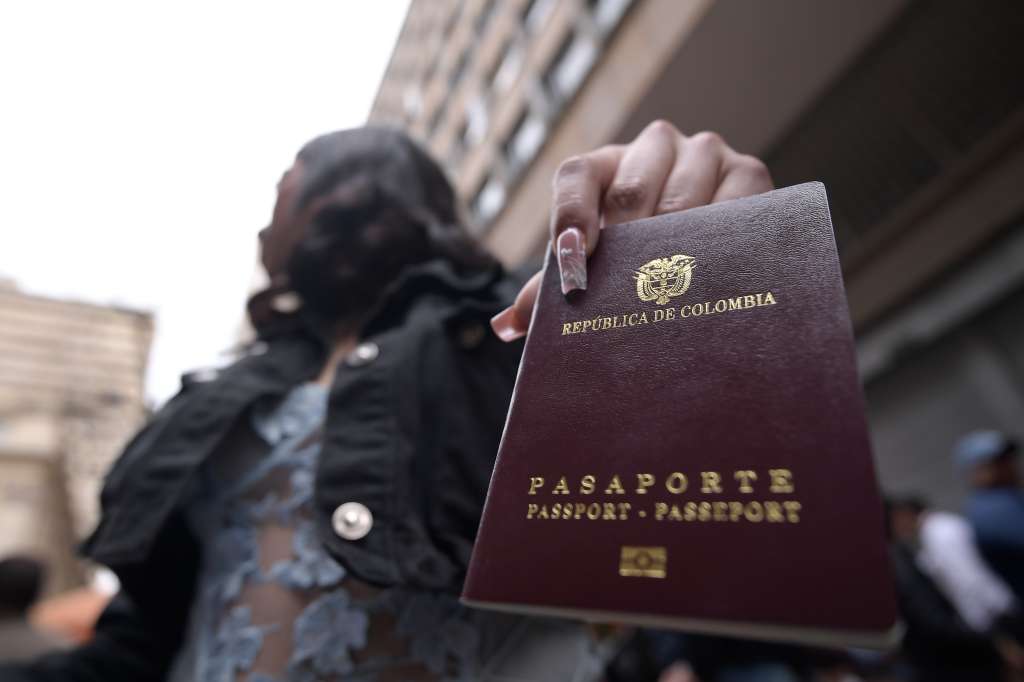 Por miedo a una escasez de pasaportes en Colombia, se registran largas filas en sedes de la Cancillería a lo largo del país.