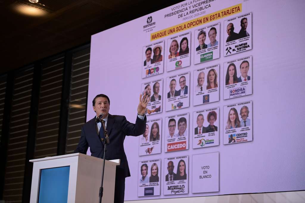 Registrador Nacional, durante el sorteo que realizó la entidad para decidir el orden en que aparecerán los 14 aspirantes a la Presidencia en el tarjetón del próximo 31 de mayo.
