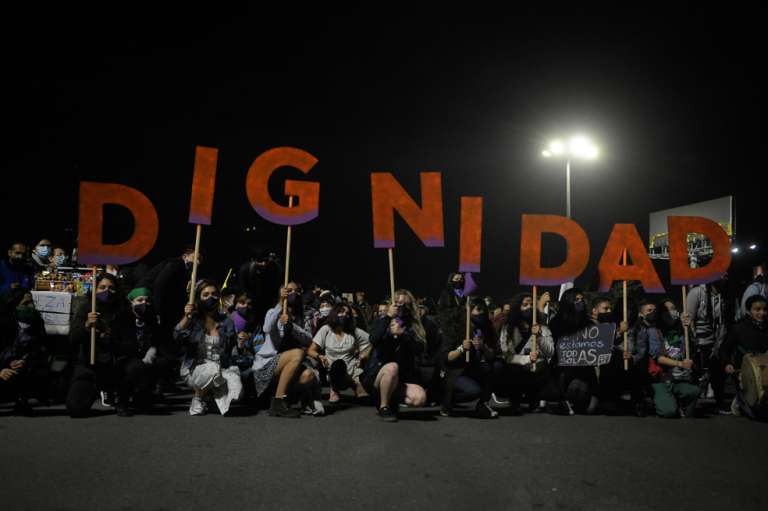 De acuerdo con la Fiscalía, 55 mujeres fueron asesinadas solo por ser mujeres entre marzo y julio de 2020. Sin embargo, organizaciones como el Observatorio de Feminicidios tienen en sus cuentas a 508 mujeres asesinadas en 2020, en su mayoría por parejas o exparejas sentimentales. El proyecto No es Hora de Callar habla de 209 y Feminicidios Colombia menciona 180.