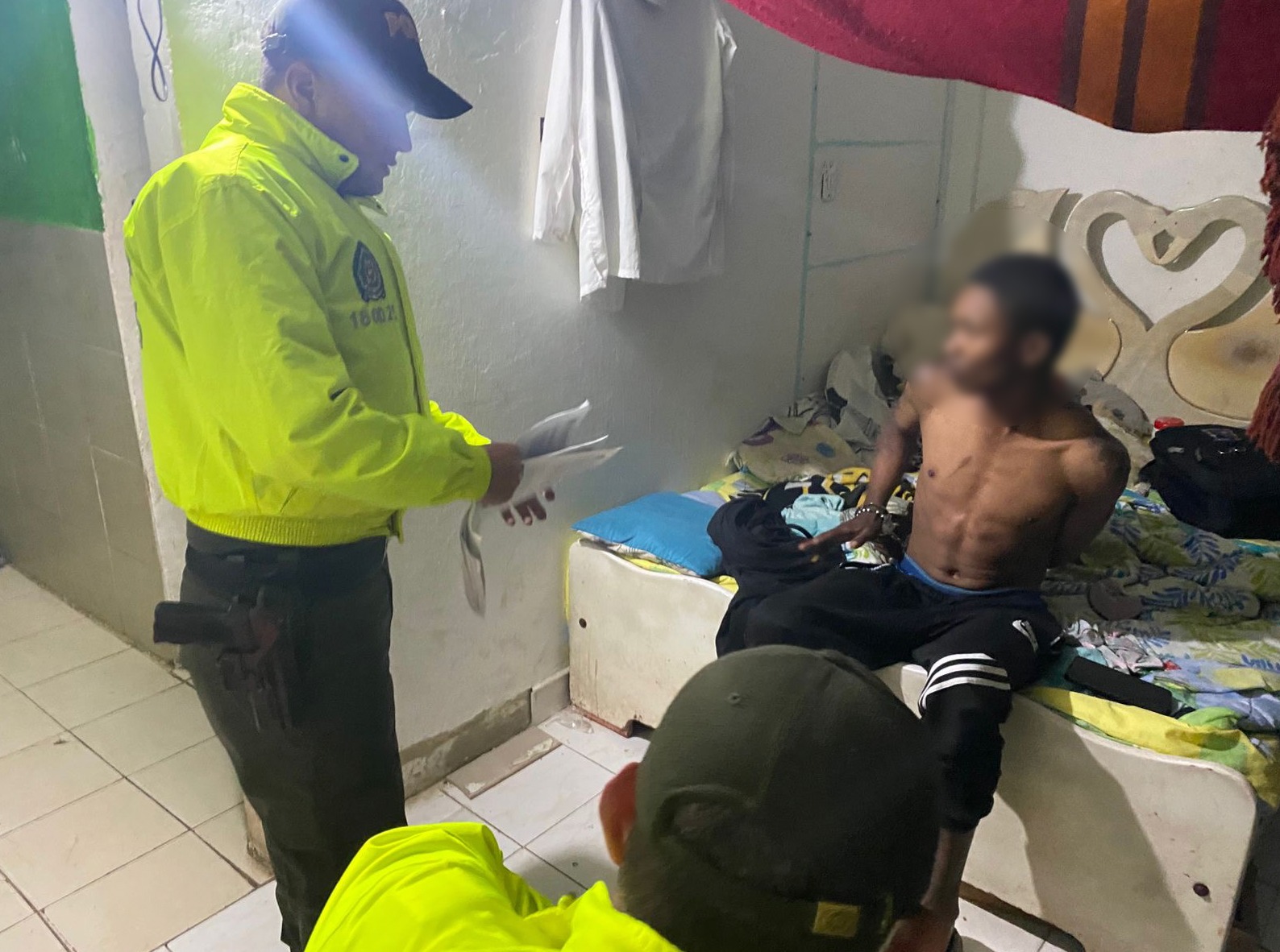Los capturados contaban con antecedentes judiciales por los delitos de hurto, porte ilegal de armas de fuego, homicidio, hurto calificado, extorsión, acceso carnal violento, desplazamiento forzado y receptación.