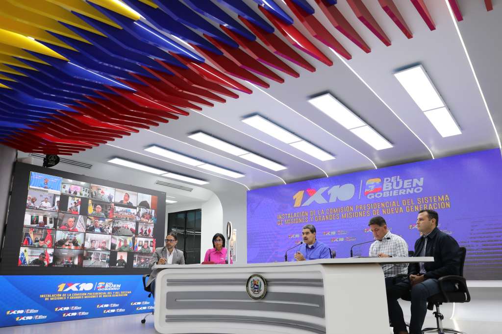 AME9562. CARACAS (VENEZUELA), 15/02/2024.- Fotografía cedida por Prensa Miraflores donde se observa al presidente de Venezuela, Nicolás Maduro, durante un acto de Gobierno este jueves en Caracas (Venezuela). El presidente de Venezuela, Nicolás Maduro, tildó este jueves de "loco" y "bandido" a su homólogo argentino, Javier Milei, y lo acusó de robar el avión de carga del país que estuvo retenido en Buenos Aires desde junio de 2022 y que fue trasladado el lunes a Estados Unidos. EFE/ Miguel Gutiérrez / SOLO USO EDITORIAL/ SOLO DISPONIBLE PARA ILUSTRAR LA NOTICIA QUE ACOMPAÑA (CRÉDITO OBLIGATORIO)