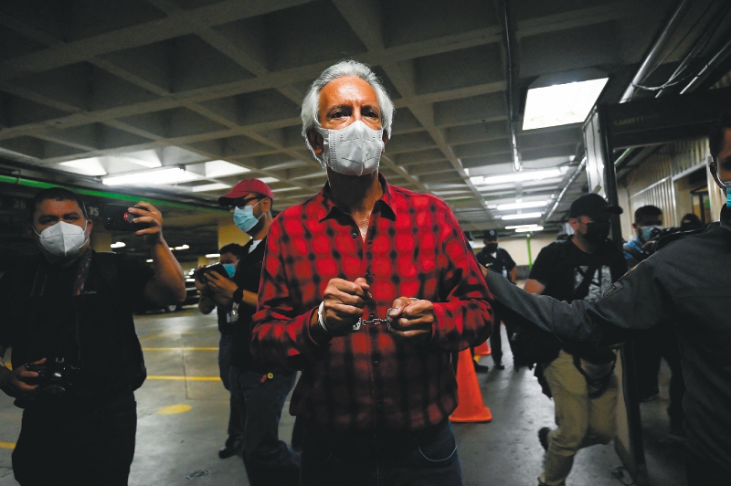 El periodista guatemalteco José Rubén Zamora, presidente del periódico El Periódico, es visto después de una audiencia en el Palacio de Justicia de la Ciudad de Guatemala, el 30 de julio de 2022.