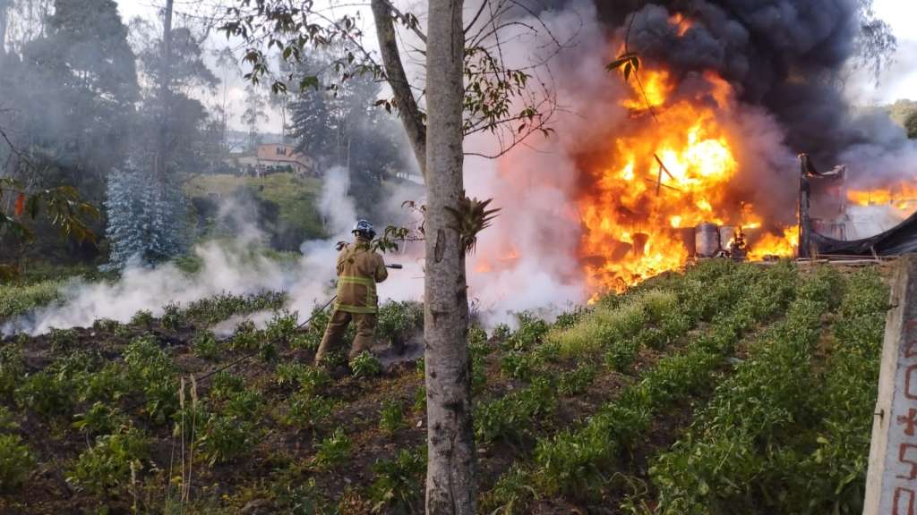 Bomberos Cundinamarca atiende la situación.