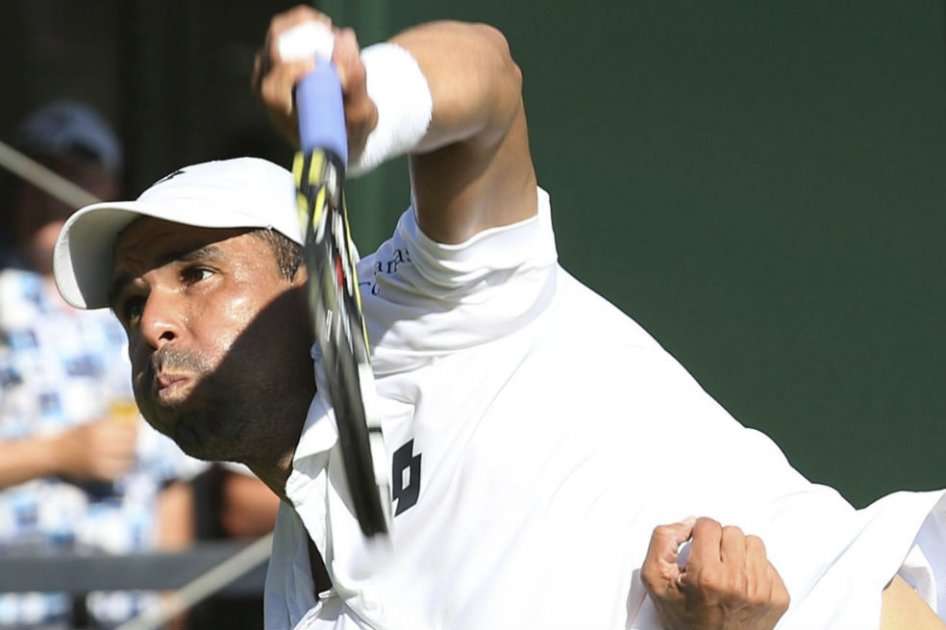 Alejandro Falla al saque en el partido contra el holandés Robin Hasse. Foto: AFP