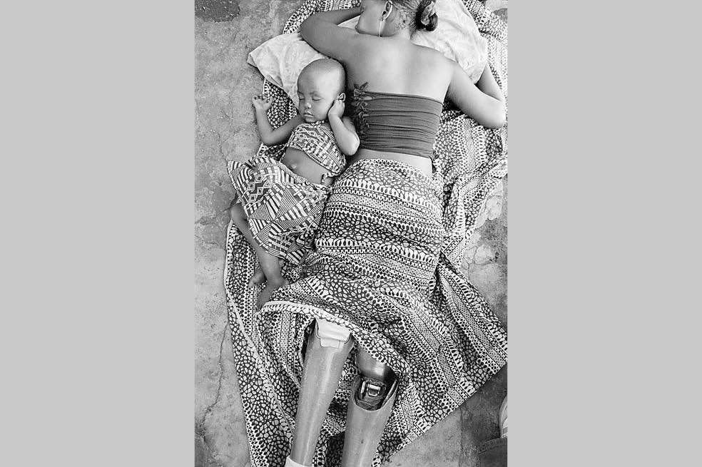 Sofía Elface Fumo, sobreviviente de guerra en Mozambique, junto a su hijo. Por esta imagen, Gervasio Sánchez ganó el Premio Ortega y Gasset.