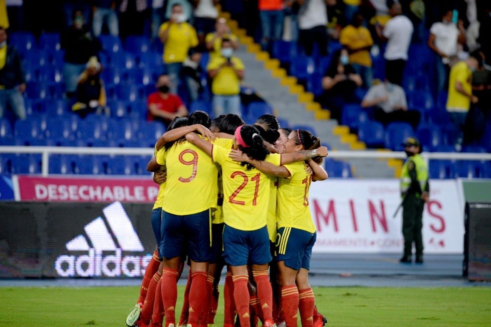 La selección de Colombia Femenina luego de anotar el primer gol ante la selección chilena en el Pascual Guerrero.