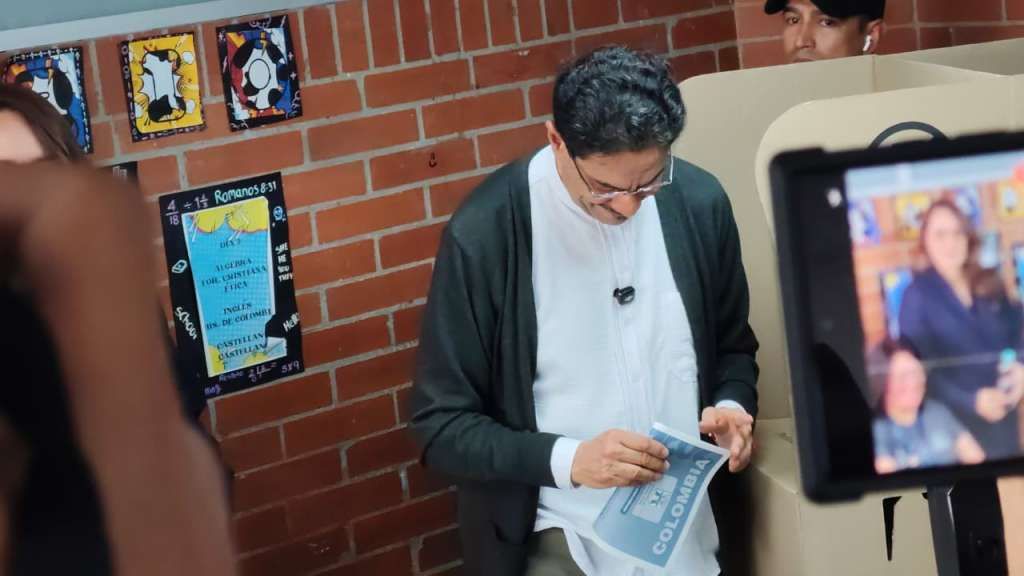 El candidato Iván Cepeda, en compañía de algunos integrantes del Pacto Histórico, votó en la localidad de Kennedy, en Bogotá.