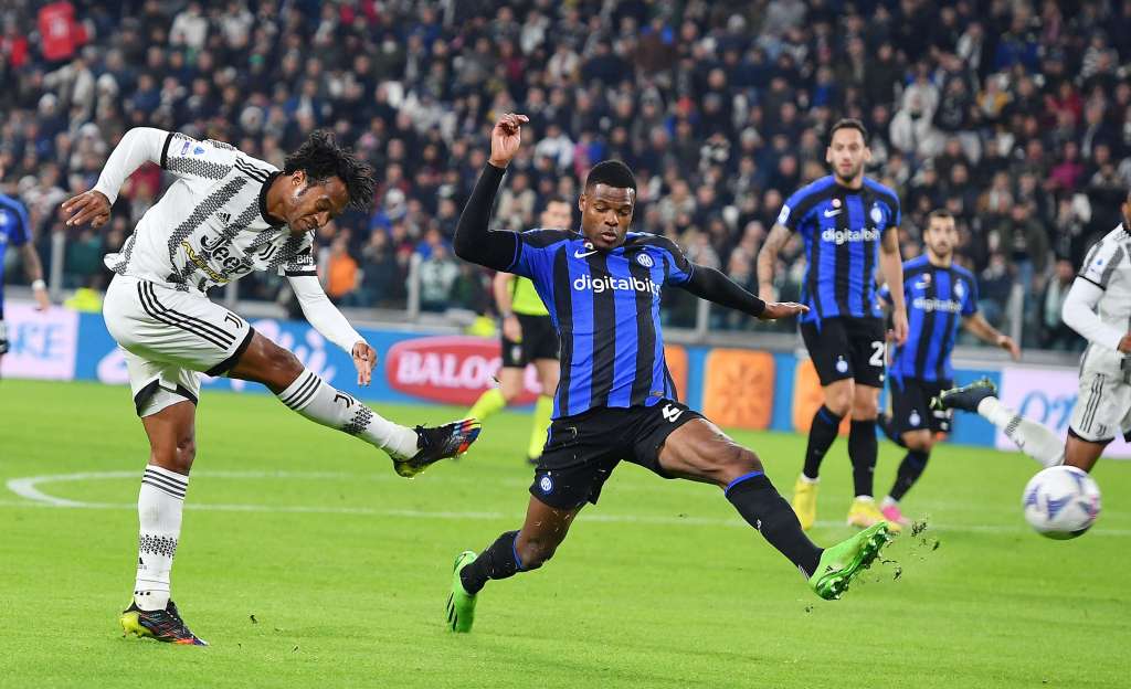 Turin (Italy), 06/11/2022.- Juventus' Juan Cuadrado (L) and Inter's Denzel Dumfries (C) in action during the Italian Serie A soccer match between Juventus FC and Inter Milan in Turin, Italy, 06 November 2022. (Italia) EFE/EPA/Alessandro Di Marco
