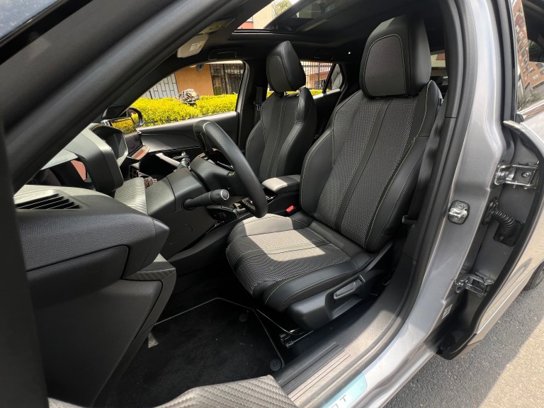 Dentro de su paquete de seguridad, Peugeot 2008 ofrece seis bolsas de aire, sistemas ABS, EBD, EBA, ASR, monitoreo de presión de los neumáticos, sensores de estacionamiento, entre otros.