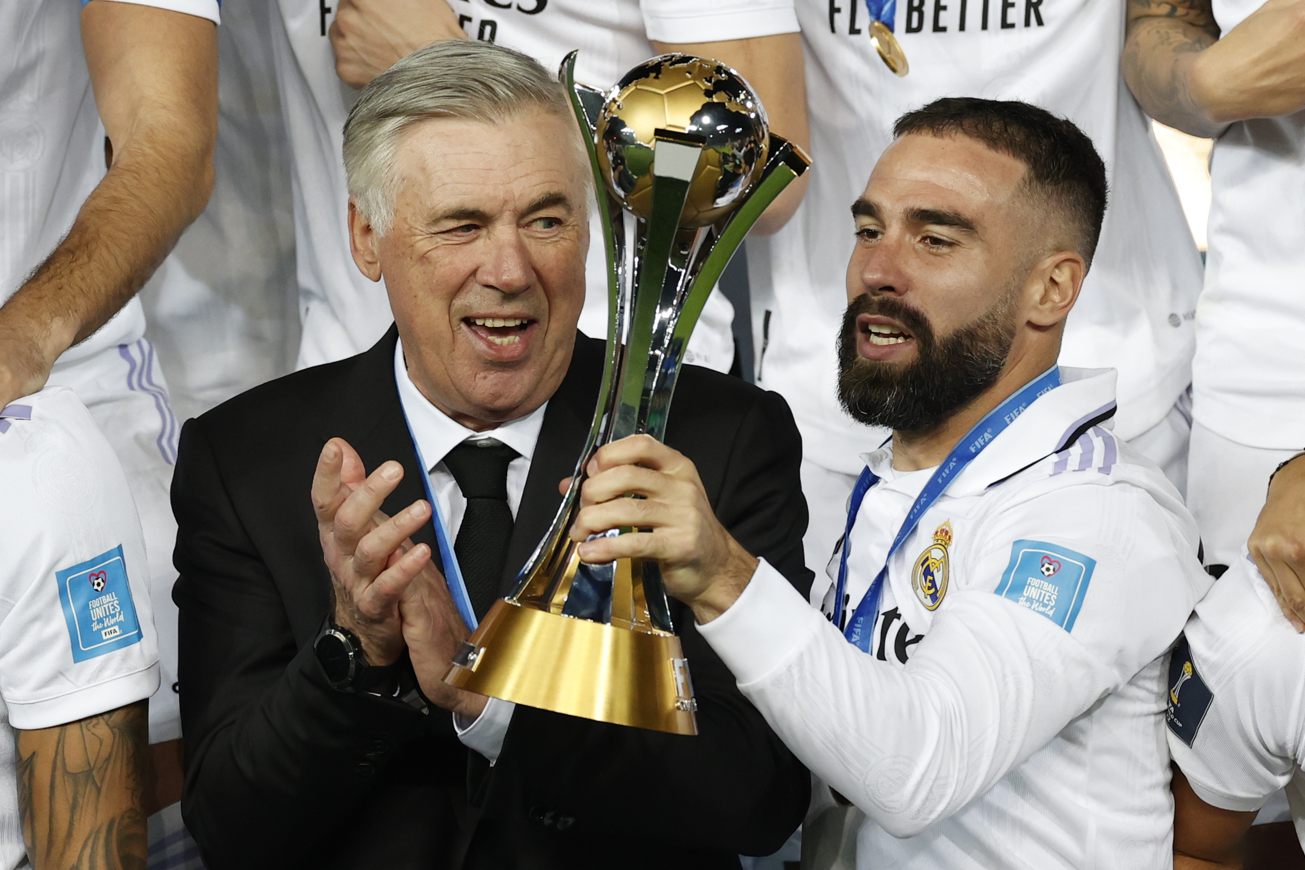 RABAT (MARRUECOS), 11/02/2023.- El defensadel Real Madrid, Dani Carvajal (d) levanta el trofeo del Mundial de Clubes junto al entrenador Carlo Ancelotti (i). El Real Madrid celebran la victoria con el trofeo tras la final del Mundial de Clubes que Real Madrid y Al-Hilal disputaron este sábado en el estadio Príncipe Moulay Abdellah, en Rabat. EFE/Julio Muñoz