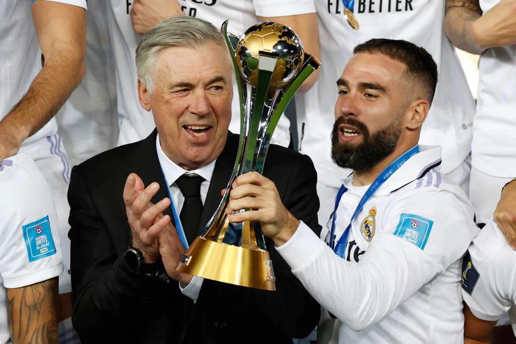 RABAT (MARRUECOS), 11/02/2023.- El defensadel Real Madrid, Dani Carvajal (d) levanta el trofeo del Mundial de Clubes junto al entrenador Carlo Ancelotti (i). El Real Madrid celebran la victoria con el trofeo tras la final del Mundial de Clubes que Real Madrid y Al-Hilal disputaron este sábado en el estadio Príncipe Moulay Abdellah, en Rabat. EFE/Julio Muñoz