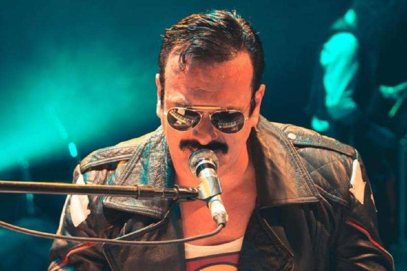 Jorge Busetto en su interpretación de Freddie Mercury con la banda Dr. Queen.  / Archivo particular