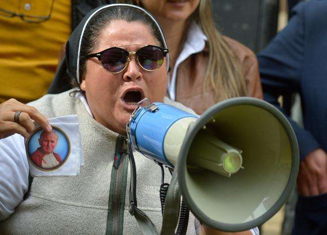 "Sor Adriana Torres" dijo trabajar en una comuna de Medellín, Antioquia. / AFP