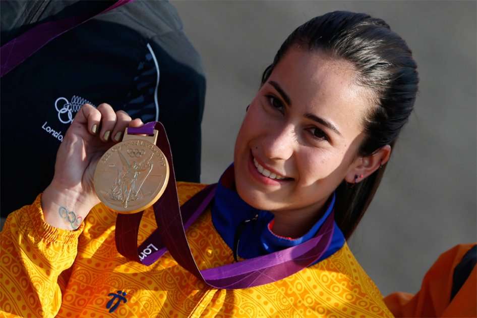 Marina Pajón muestra orgullosa la medalla de oro que logró en Londres 2012 / EFE