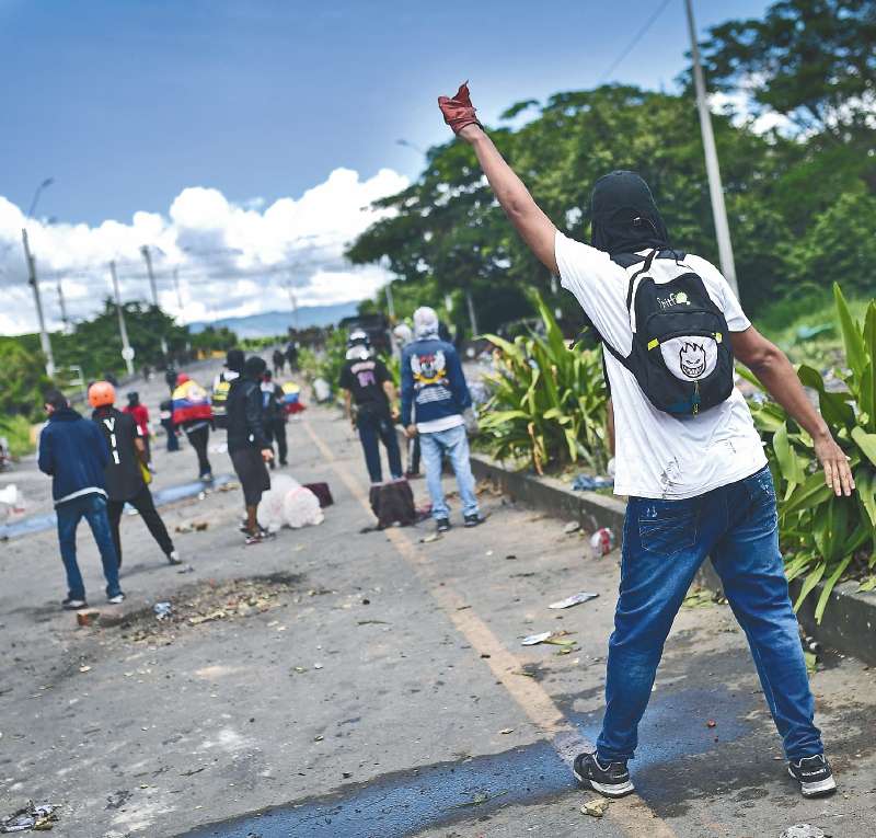 Los disturbios en Buga de este 13 de mayo dejaron nueve policías y seis manifestantes heridos. / Jose Vargas - El Espectador