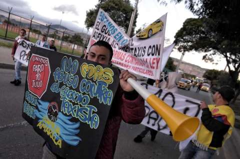 Ocho personas capturadas y 16 vehículos vandalizados ha dejado el paro de taxistas en Bogotá