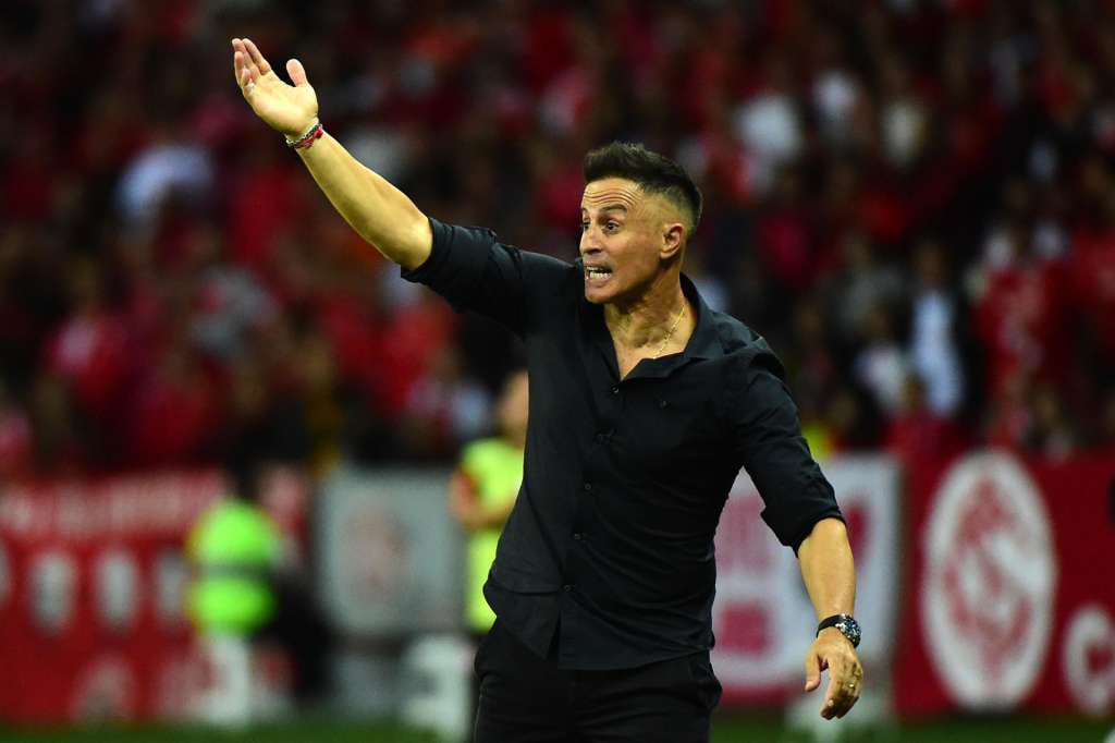 AME1612. PORTO ALEGRE (BRASIL), 22/04/2025.- Pablo Peirano, entrenador de Nacional, da instrucciones este martes en un partido de la fase de grupos de la Copa Libertadores entre Internacional y Nacional, en el estadio Beira Rio de Porto Alegre (Brasil). EFE/ Ricardo Rimoli