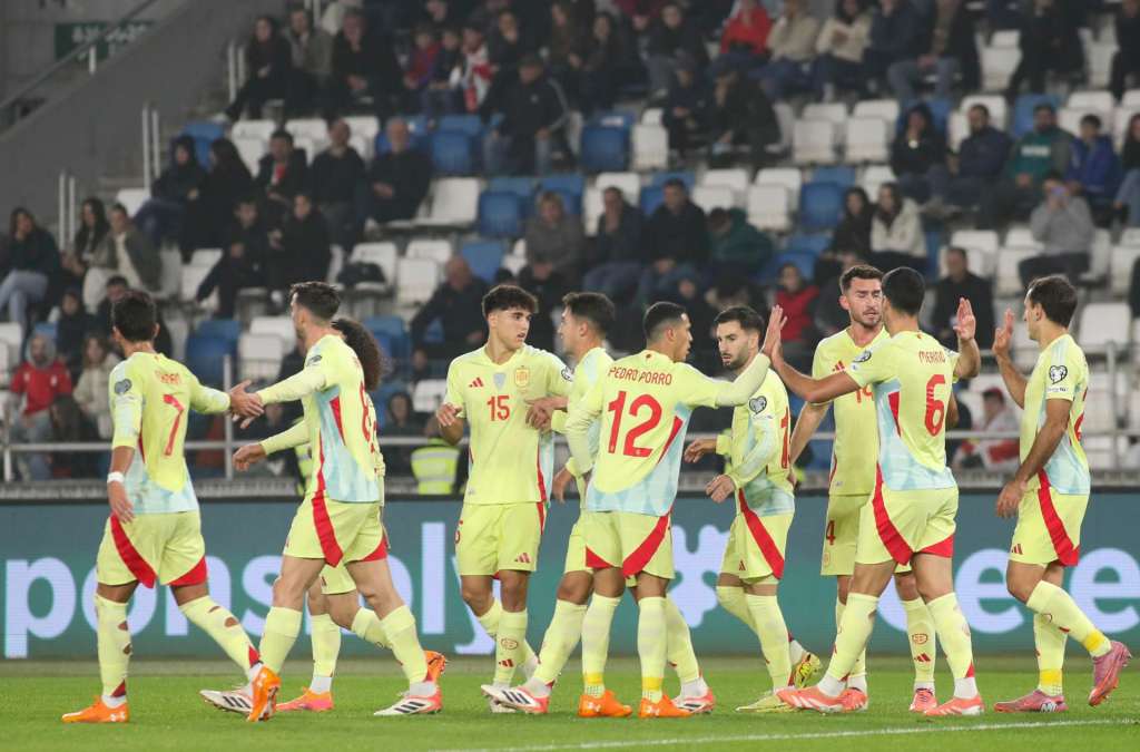 TBILISI (Georgia), 15/11/2025.- Spain team celebrates during the FIFA World Cup 26 UEFA qualifier between Georgia and Spain in Tbilisi, Georgia, 15 November 2025. (Mundial de Fútbol, España) EFE/EPA/DAVID MDZINARISHVILI