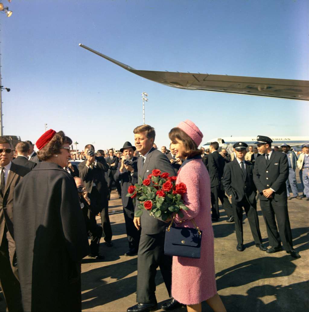 USA710. DALLAS (TX, EEUU), 22/11/2023.- Fotografía cedida hoy por la Biblioteca y Museo Presidencial de John F. Kennedy donde aparece el presidente Kennedy y su esposa, la primera dama Jacqueline B. Kennedy, a su llegada el 22 de noviembre de 1963 al aeropuerto local de Love Field en Dallas, Texas (EE.UU). Estados Unidos recuerda este miércoles en el 60 aniversario de su magnicidio al expresidente John F. Kennedy, todavía muy presente en la cultura popular por la fascinación que generó su asesinato pese a que cada vez son menos los que vivieron ese trágico día. EFE/Biblioteca y Museo Presidencial de John F. Kennedy /Cecil Stoughton /SOLO USO EDITORIAL /NO VENTAS /SOLO DISPONIBLE PARA ILUSTRAR LA NOTICIA QUE ACOMPAÑA /CRÉDITO OBLIGATORIO