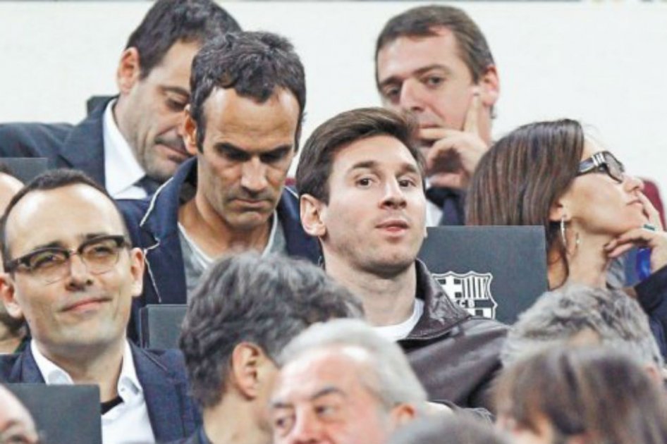 Mientras se recupera de su lesión, Messi ve los partidos desde la tribuna. / Efe