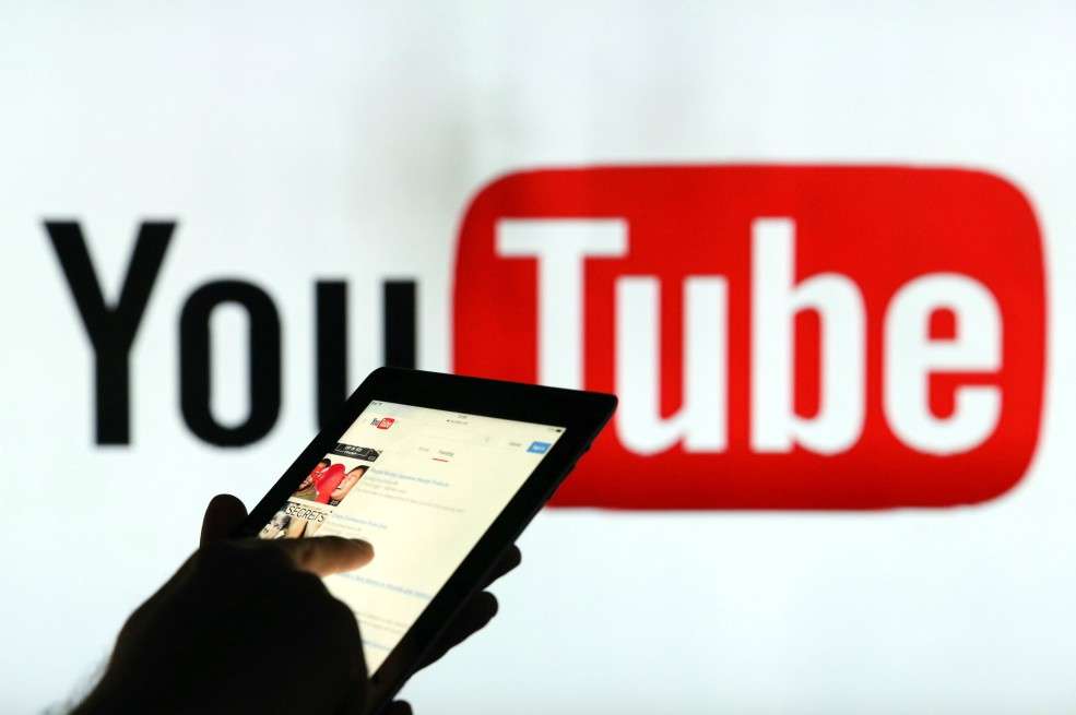 Persona haciendo búsquedas en YouTube.