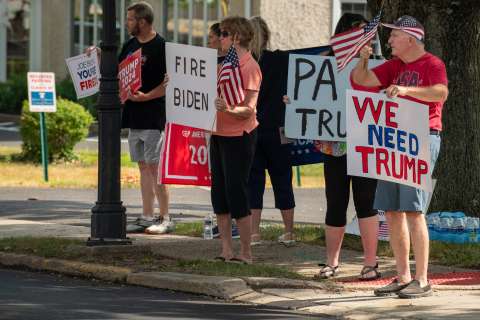 Trump sale fortalecido del atentado, mientras Biden está cada vez más aislado