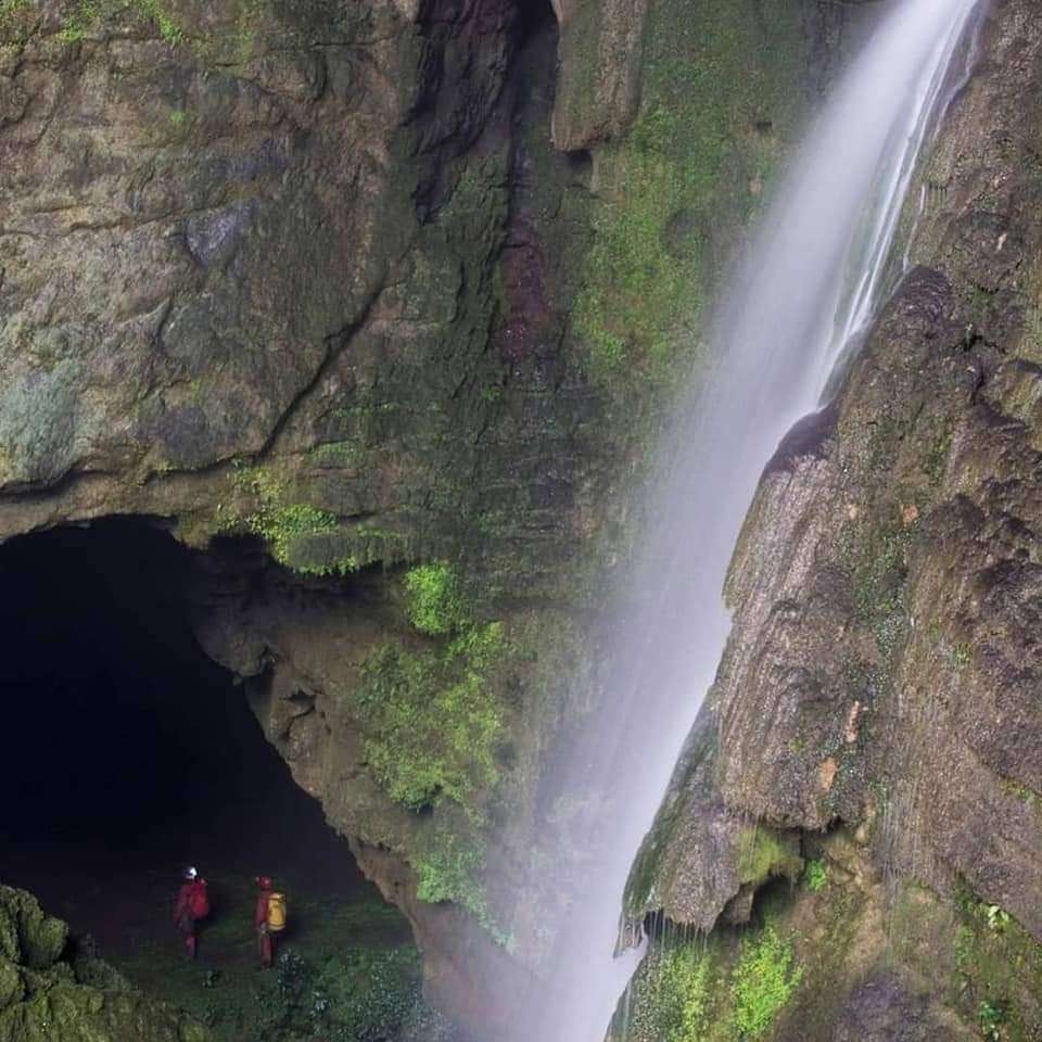 Caverna El Caracol, en el Peñón, Santander.