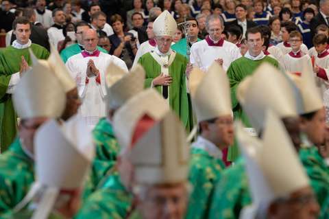 Francisco logra apoyo de obispos en batalla por reforma de la Iglesia